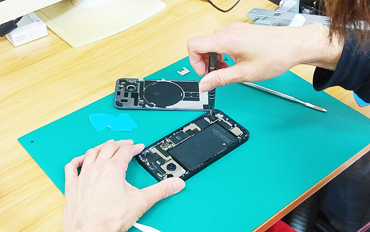 アイサポ千葉中央店 作業風景