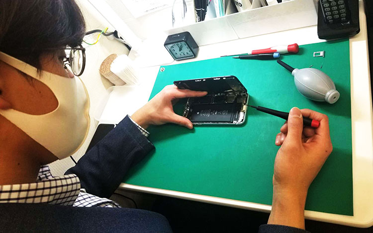 アイサポ小手指店 作業風景